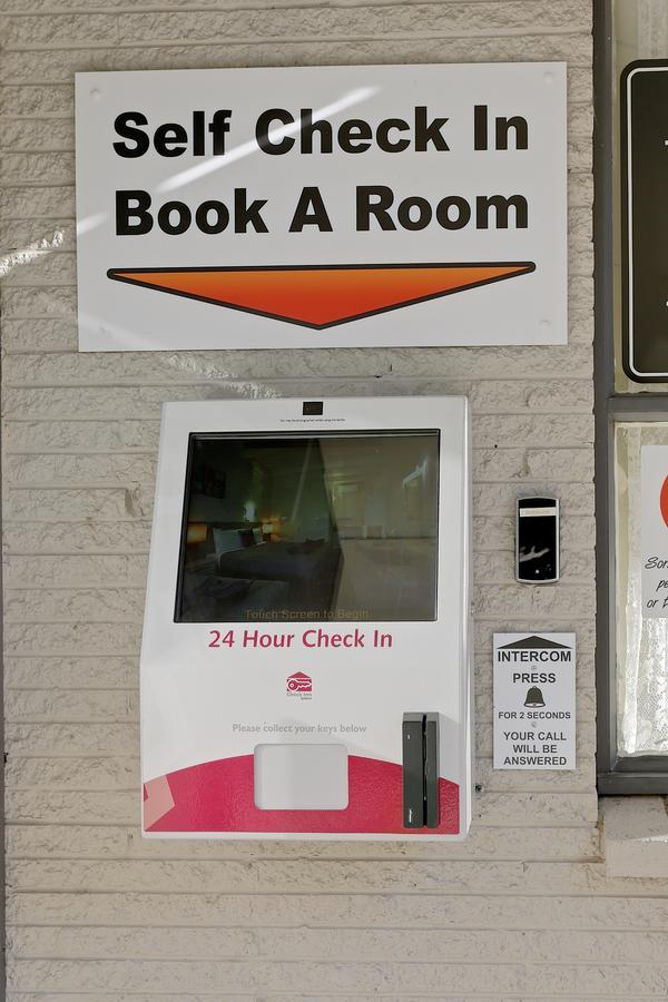 Castle Creek Motor Inn 유로아 외부 사진