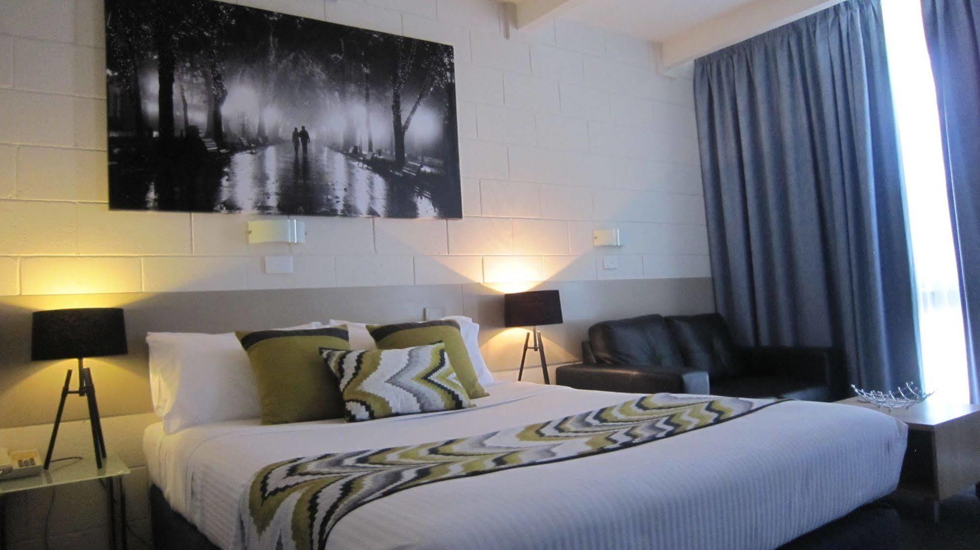 Castle Creek Motor Inn 유로아 외부 사진