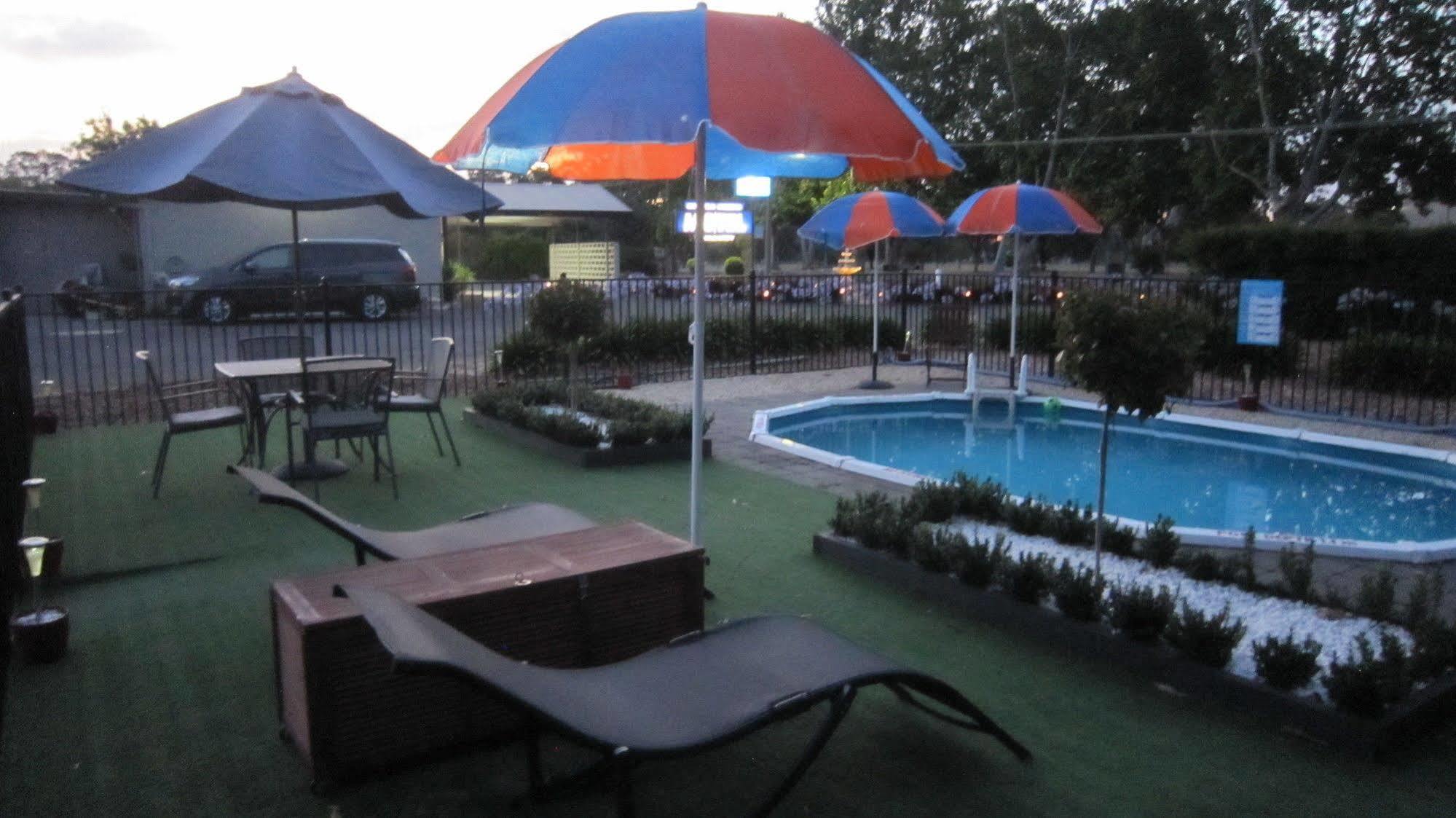 Castle Creek Motor Inn 유로아 외부 사진