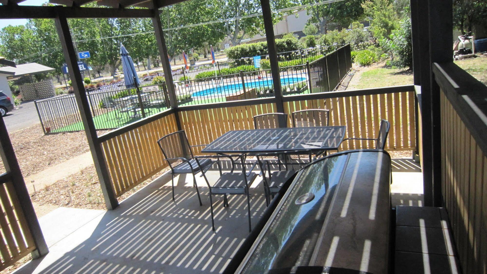 Castle Creek Motor Inn 유로아 외부 사진